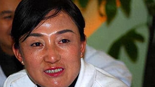 举重冠军沦为洗澡工，被教练折磨到终生不孕，退役后只能嫁给和尚