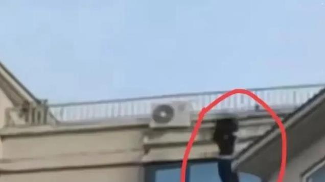 女孩和男友吵架跳楼自杀，现场惨不忍睹！-趣说A