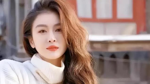 《我是刑警》打酱油的她，笑眼梨涡迷人，戴眼镜让高知警花有了脸