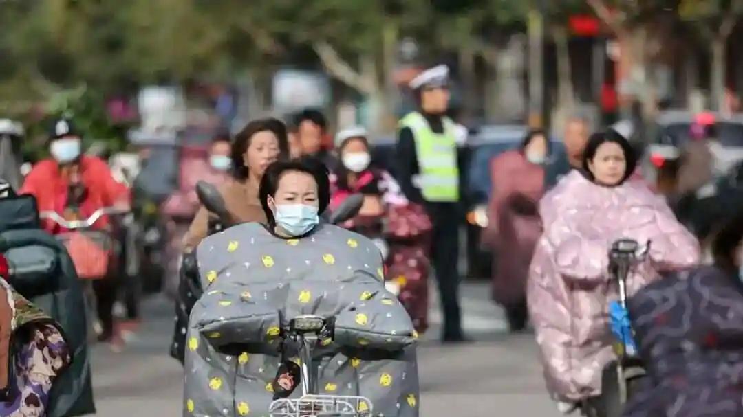 2025年电动车上路新规：“2必须1不能”，违规将面临罚款与扣分