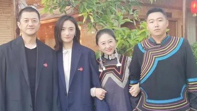 海哈金喜：本是富家女，给大19岁李亚鹏生娃，和继女处成好姐妹