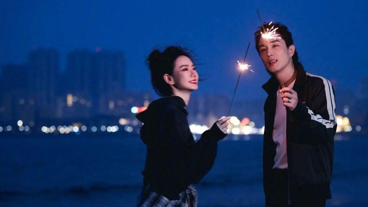 戚薇李承铉海边牵手放烟花，深情对视氛围感拉满，沙滩版浪漫满屋