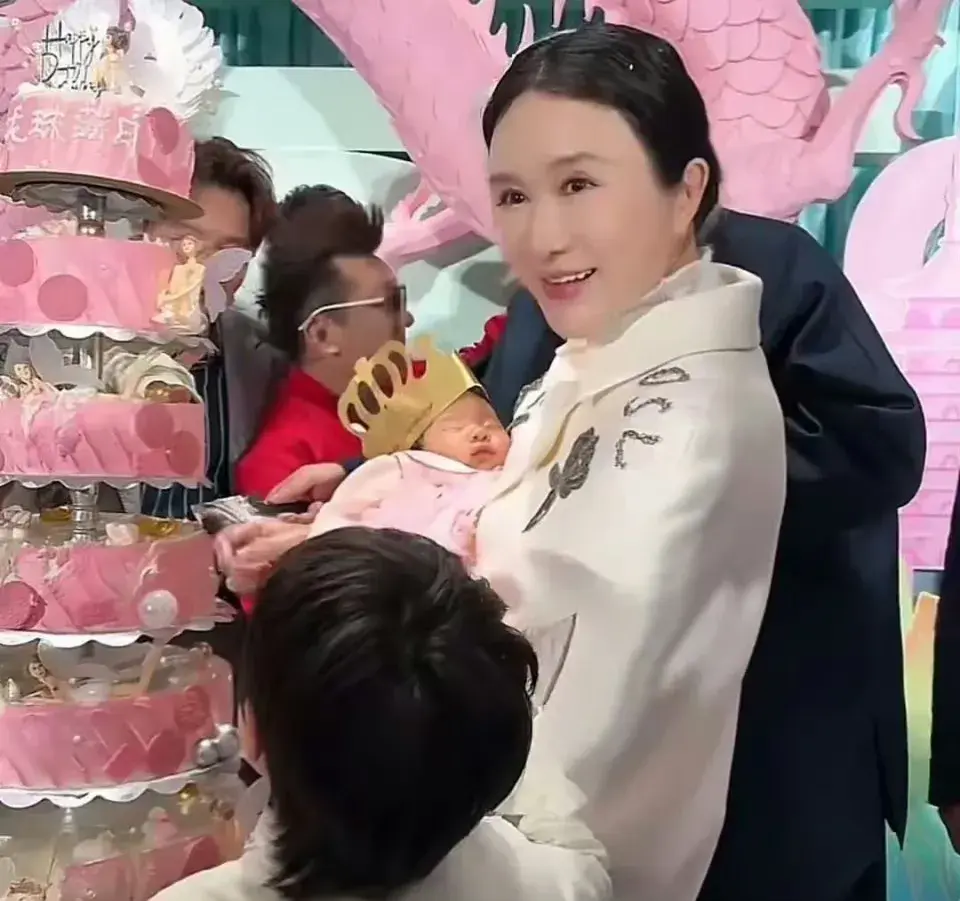 73岁张纪中为女儿办满月！现场温馨仪式感十足，小龙珠已9斤半