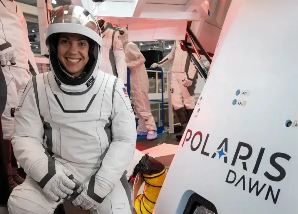 波音飞船2名宇航员回不来，spaceX却4人商业太空行走