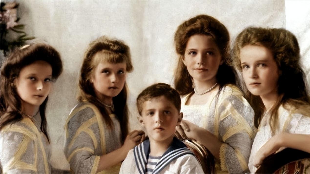 末代沙皇4个漂亮女儿，最大的22岁最小的17岁，迟迟未嫁全部惨死