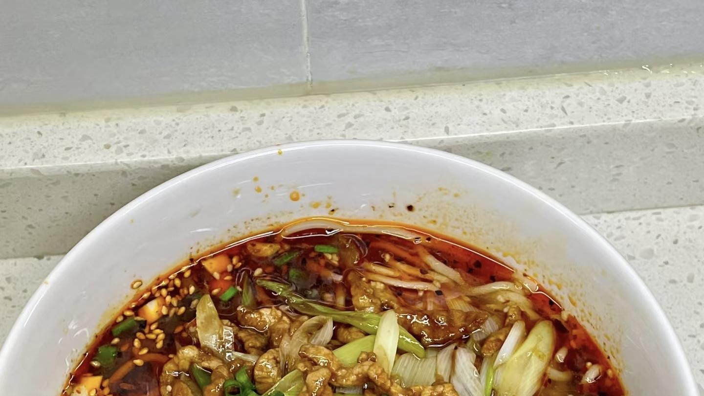 香迷糊的葱爆肉丝盖浇面，美味可口，做法简单易学。