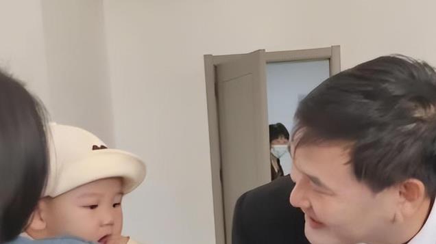 大衣哥宝贝孙子像爸爸，陈萌比进门前更有气质，与陈亚男对比明显