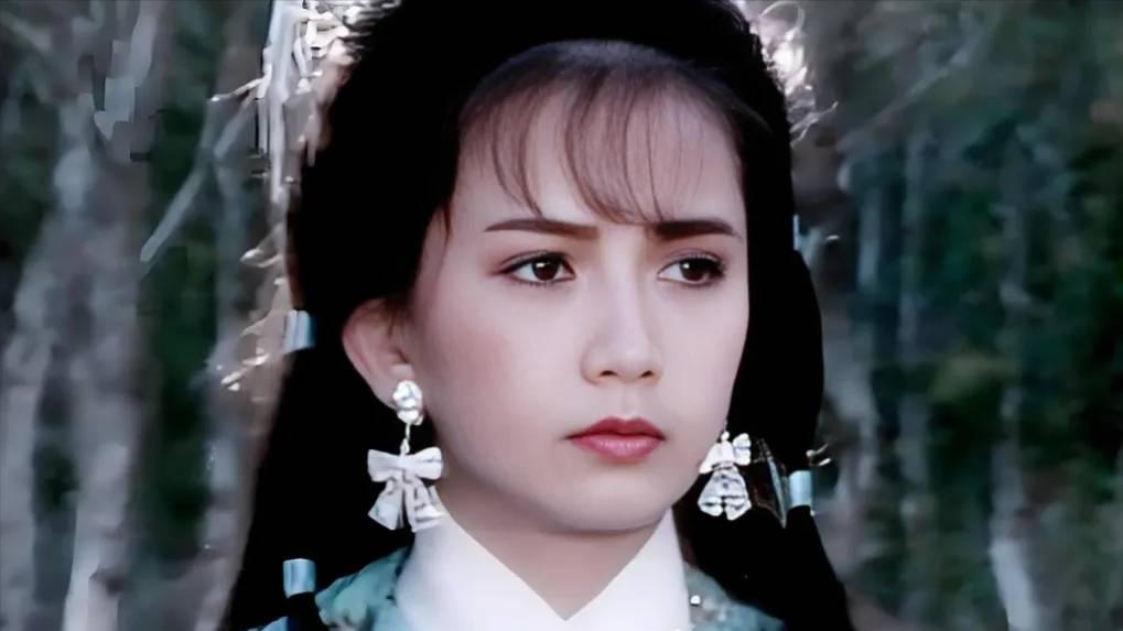 与梁朝伟同居6年分手，独自将儿子抚养长大，现在儿子成她的骄傲