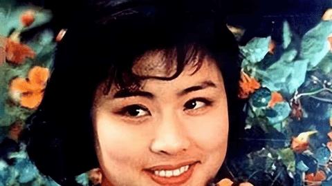 她曾齐名刘晓庆，一婚嫁“武松”，二婚成了杜淳后妈，余生搞事业