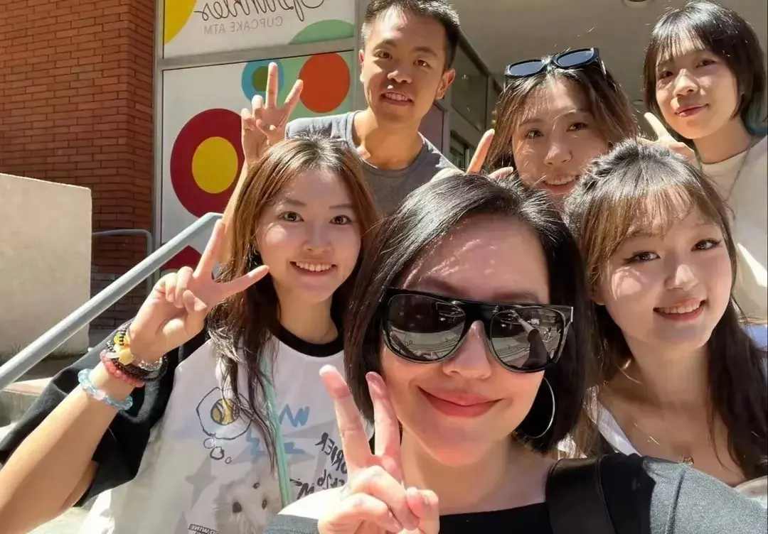 小s大女儿出国留学晒美照，海边大秀好身材，网友吐槽她是学霸？