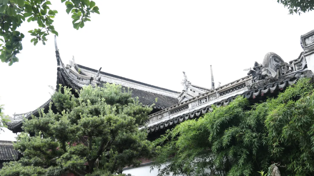 为了追求美丽的小尼姑，他又是划船、又是翻墙，可惜终究还是分开