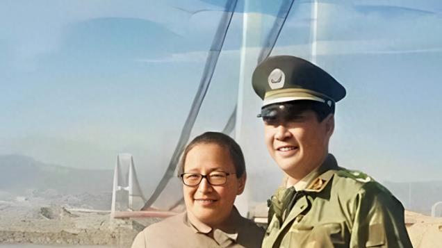 刘源与李讷在三峡的珍贵留影，刘源激动道：姐姐，我都想你了