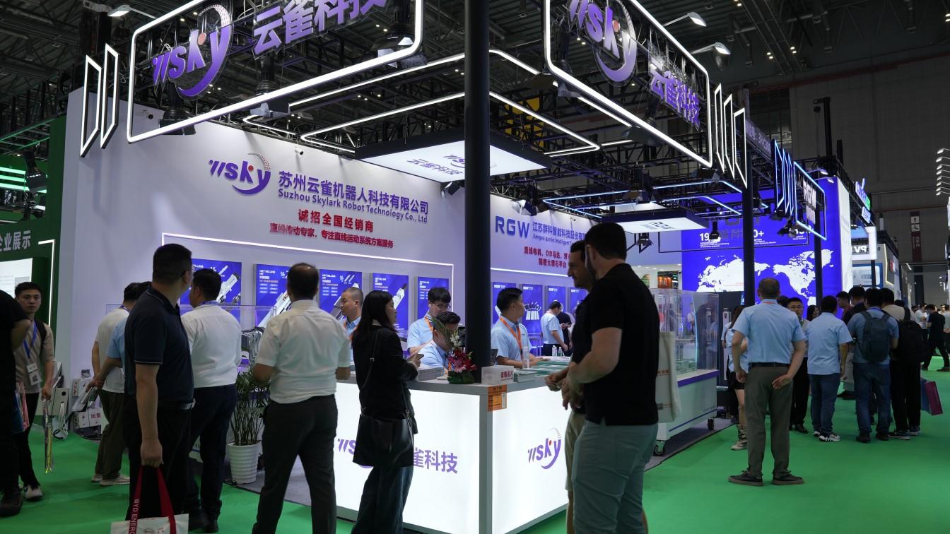 SNEC第十七届上海光伏展|苏州云雀机器人的精彩呈现