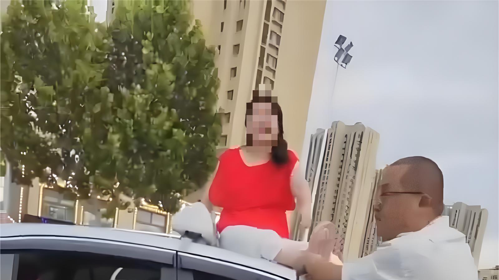 炸裂，青岛女子全裸在出租车车顶跳舞
