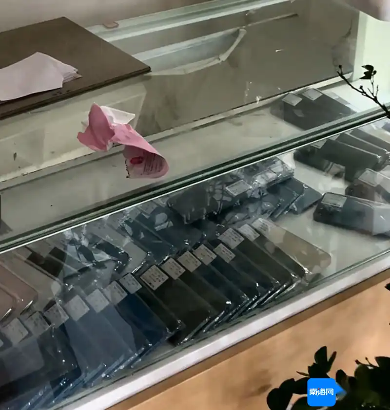 涉48台苹果手机、2万余元现金海口秀英一手机店台风来袭当晚24万余元钱物被盗