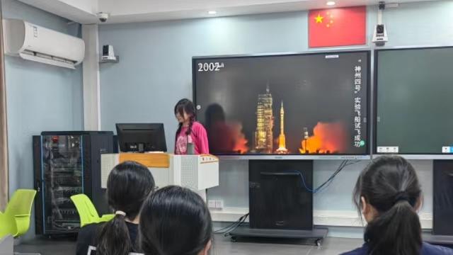 青春华彩献礼，共庆祖国华诞