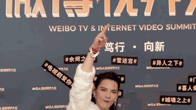 向佐首次回应穿女装：在娱乐圈就是要娱乐大家，感慨终于活出自己