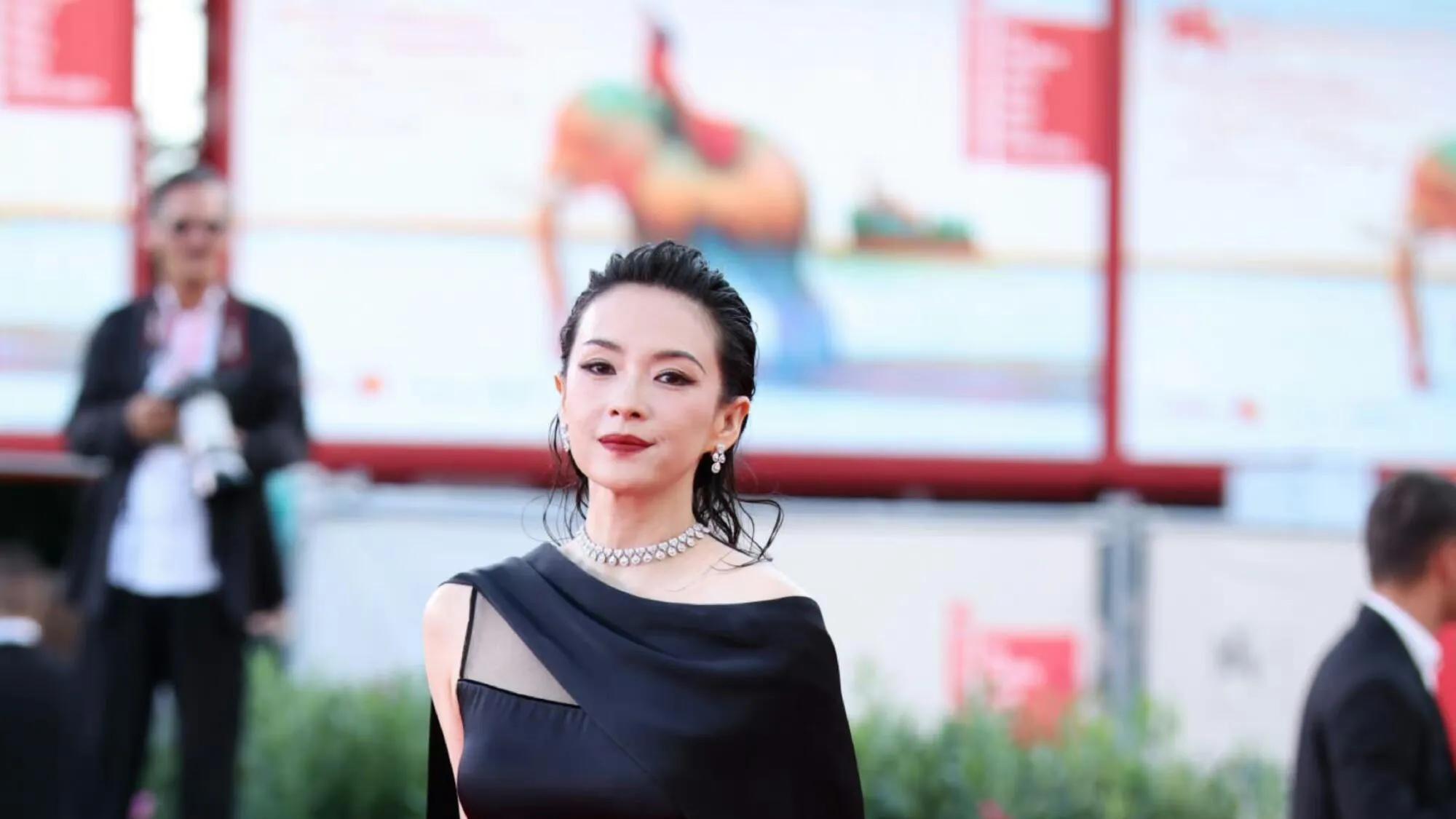 章子怡画黑眼线了，她穿着一身Gucci走闭幕红毯，章子怡站在C位