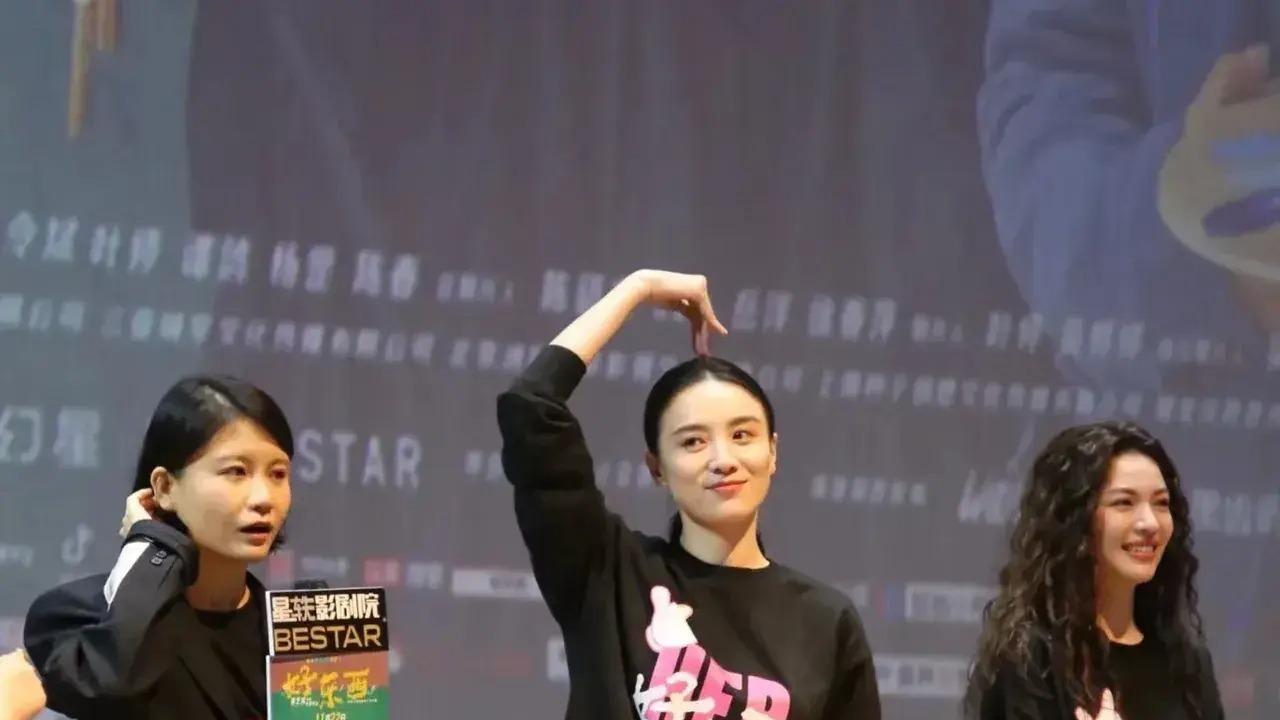 吴越为宋佳新电影捧场，纯素颜眉毛口红都不化，网友批：不尊重人