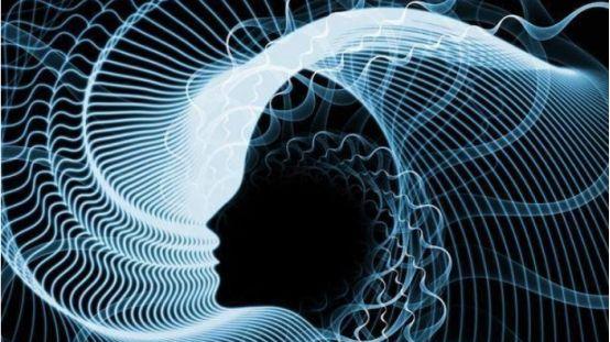 通过一个女人的过往经历，分析她为什嫉妒比她年轻貌美的女性