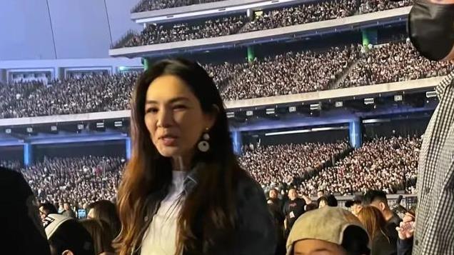 陈冠希现身周杰伦演唱会，44岁老了不少，老婆秦舒蓓也来了！