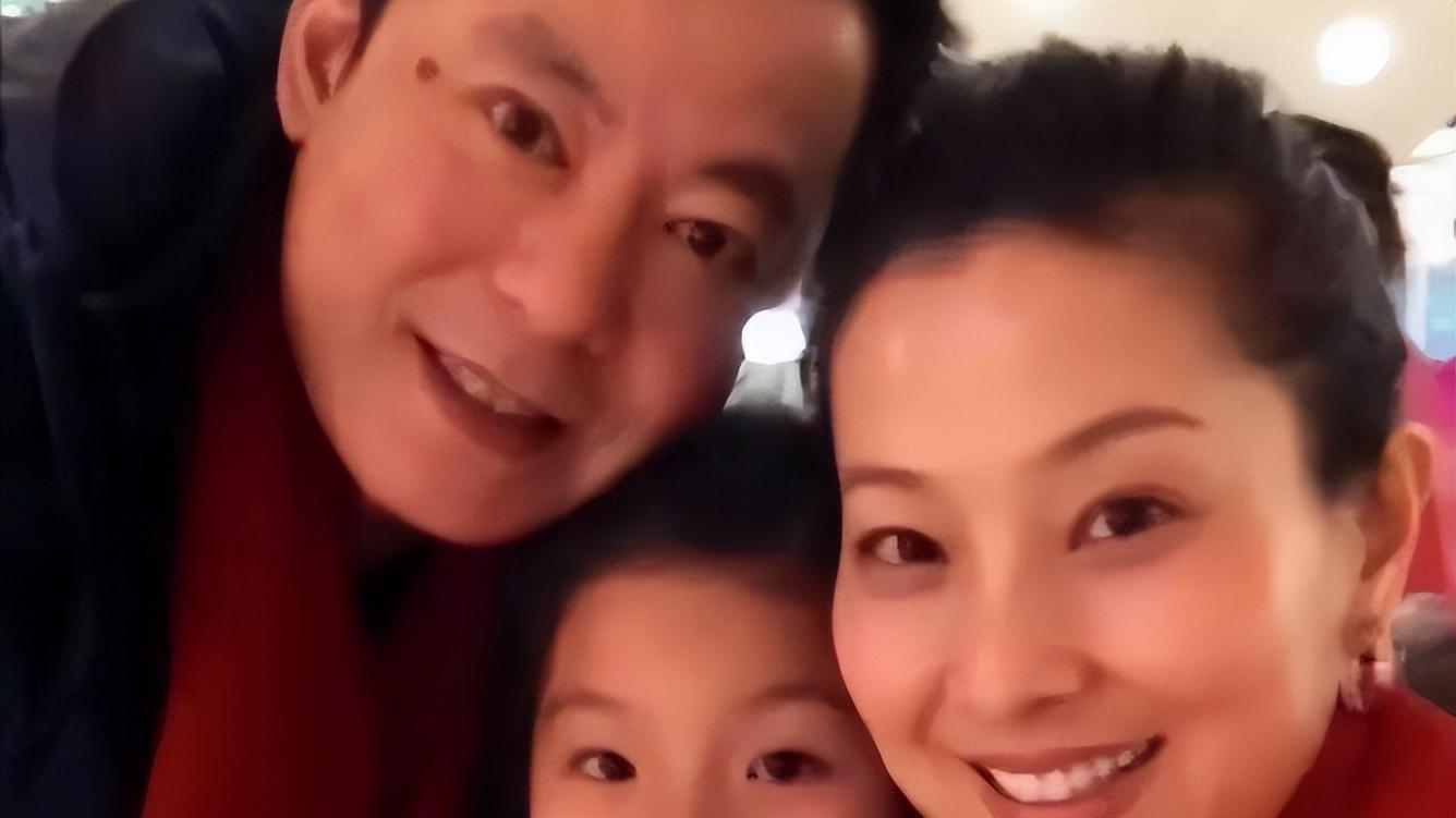 57岁戏骨祖孙三代美国安居，妻子靓丽女儿赛明星，赞叹国外秀不停