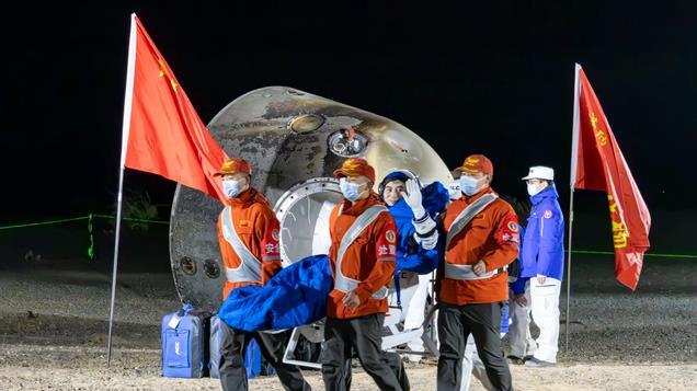 神舟十八号太空归来！返回舱烧焦了？黑色舱体背后藏着什么秘密？