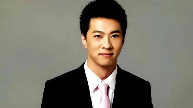 曾是央视最帅主持人，先后丧父离婚，工作20年离职，46岁不幸离世