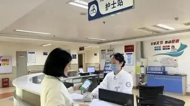 女子上班偶遇倒地老头，好心抢救却反被讹诈，子女：不给钱不能走