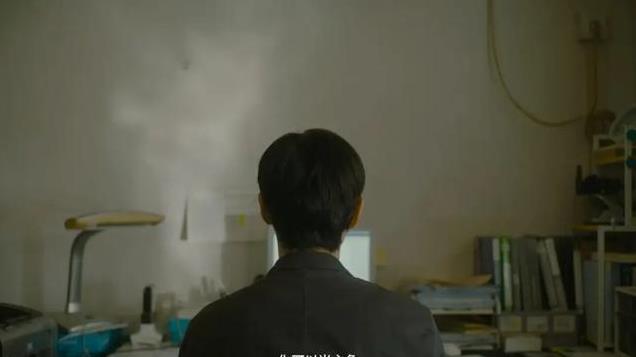 两个月挣一台车，年轻人排队给老人写回忆录