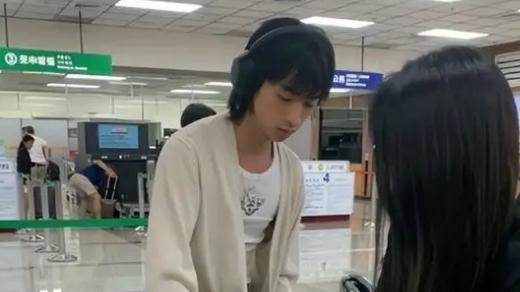 伊能静回台北老家，家中墙壁都是裸砖，椅子生锈装修陈旧！