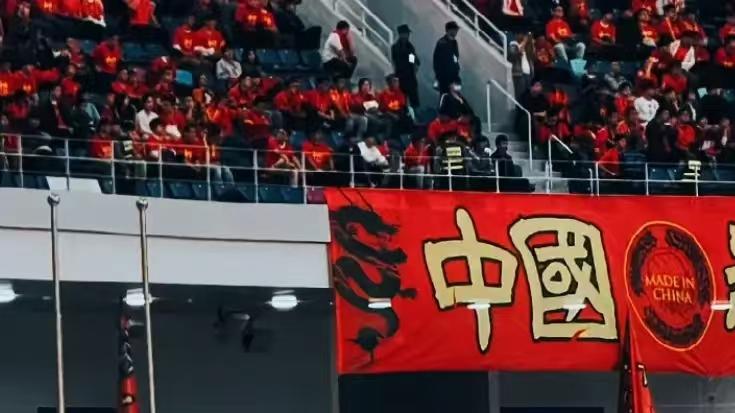 国足1：3日本——杨靖宇将军大幅画像亮相绿茵场却成为焦点！