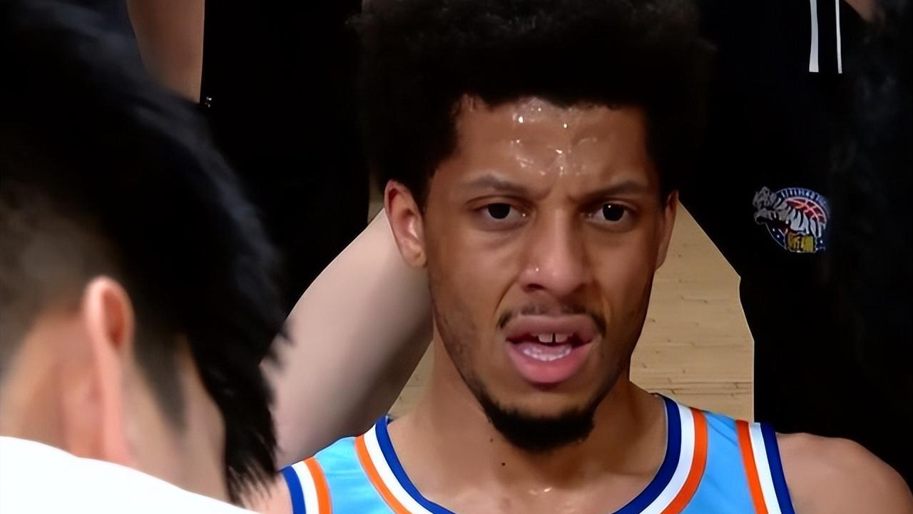 105-93！新疆队逆境翻盘，威金顿成关键先生，核心球员赵睿受伤