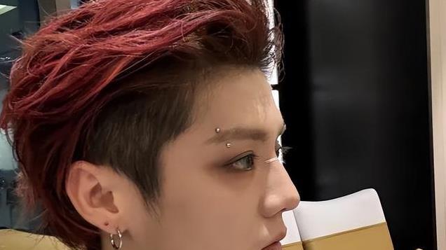 鹿晗凌晨醉酒直播，脏话怼黑粉，秀新纹身和满脸“钉子”！