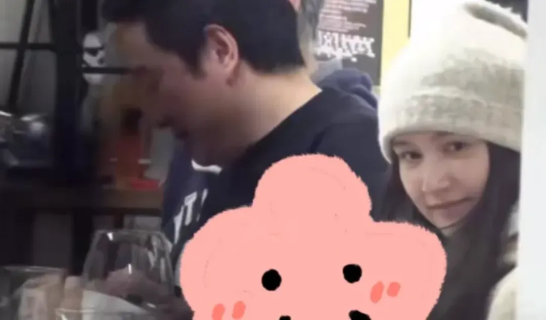 陈思诚深夜密会女友，小21岁女友素颜出镜清纯动人，比佟丽娅还要美！