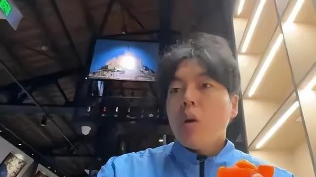 韩国游客打卡上海，吐槽北京烤鸭难以下咽，朋友：你吃的是蒸笼纸