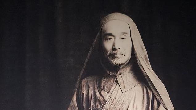 蒋介石问虚云：世界大战未来战局如何？大师用纸剪出3个字回答