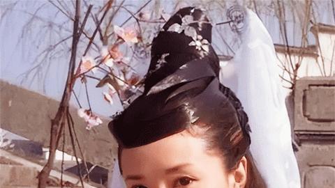她被誉为“最美嫦娥”，44岁勇敢为小丈夫生儿子，如今幸福美满