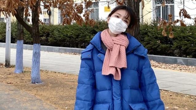 建议女人：羽绒服就穿这3个“显白色”，洋气减龄，黄皮也能穿