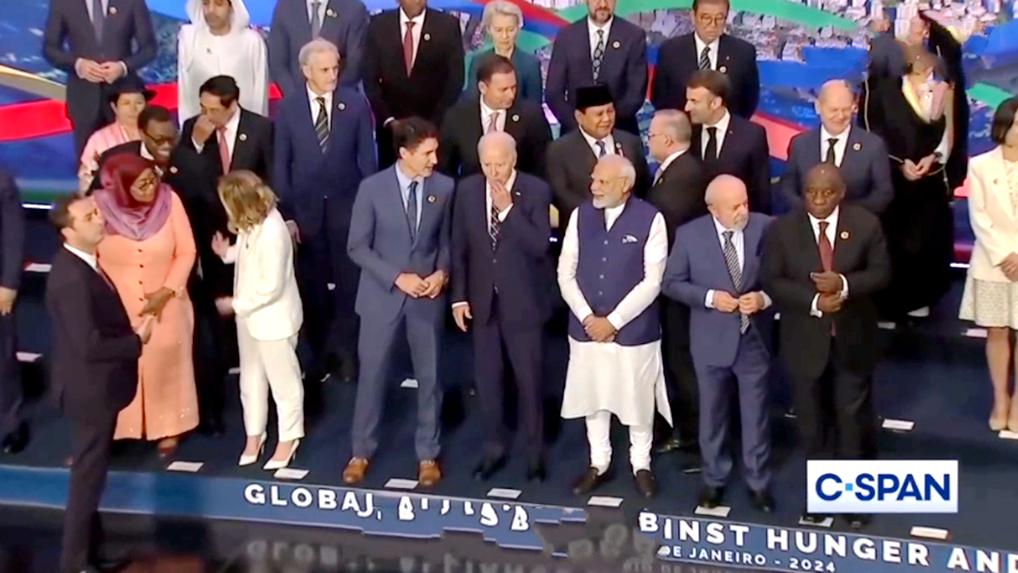 G20峰会大合影，拜登从口袋拿出一块糖，意大利总理换新造型
