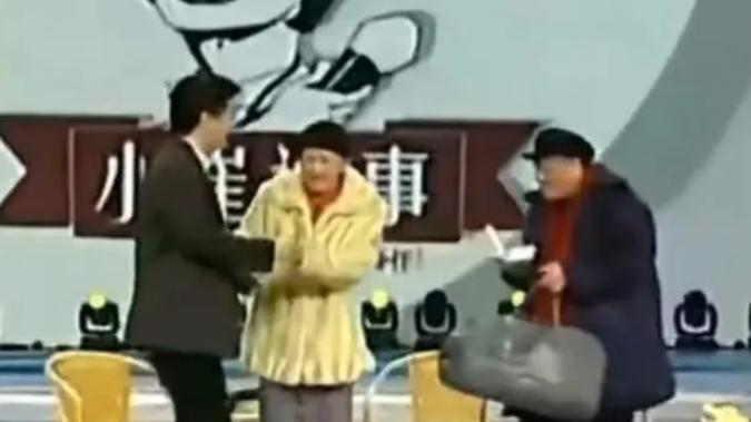 这就是排面！赵本山出席澳门喜剧节，众人纷纷起身表达敬意