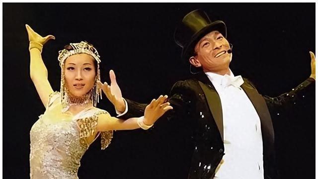给刘德华伴舞25年，41岁未结婚，愿为他一辈子不嫁人，如今后悔吗