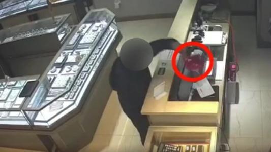 佯装买 “三金” 实则行窃：成都一男子盗走 7 万余元黄金首饰