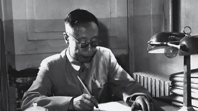 1950年，溥仪听说抗美援朝的事情后，当即撕开棉衣取出一件珍宝