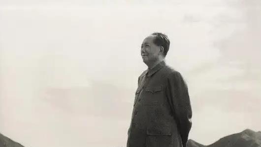 前有河后有兵，周总理焦急万分，毛主席却淡定说道：别慌，拿烟来