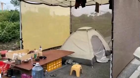 成都 “露营一条街” 的命运抉择：清理引发的激烈争议