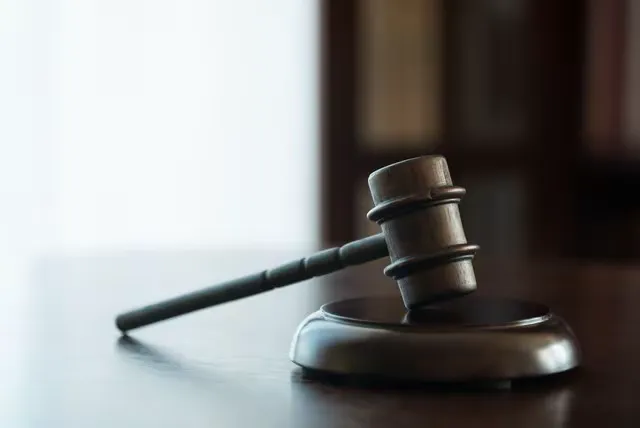 已婚女子被老板强行抱进房间发生关系，网友：辣眼睛