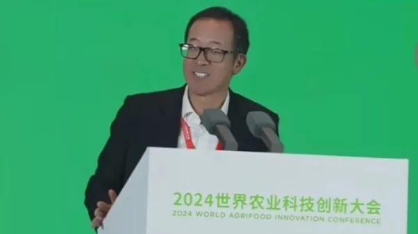 俞敏洪发表演讲首秀英语，流利动听，网友不敢相信：他会说英语！