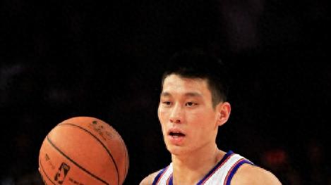 林书豪晒全家福宣布喜当爹，混血宝宝萌态曝光，白胖软萌引热议！