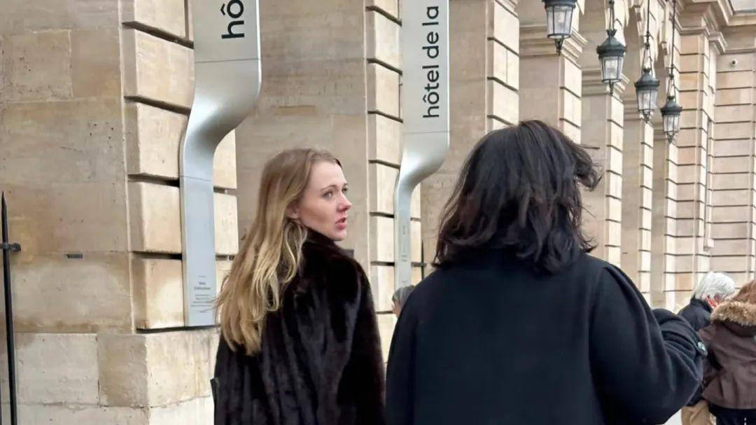 等我老了，绝不穿羽绒服、冲锋衣！学法国女人穿这3种衣服更洋气